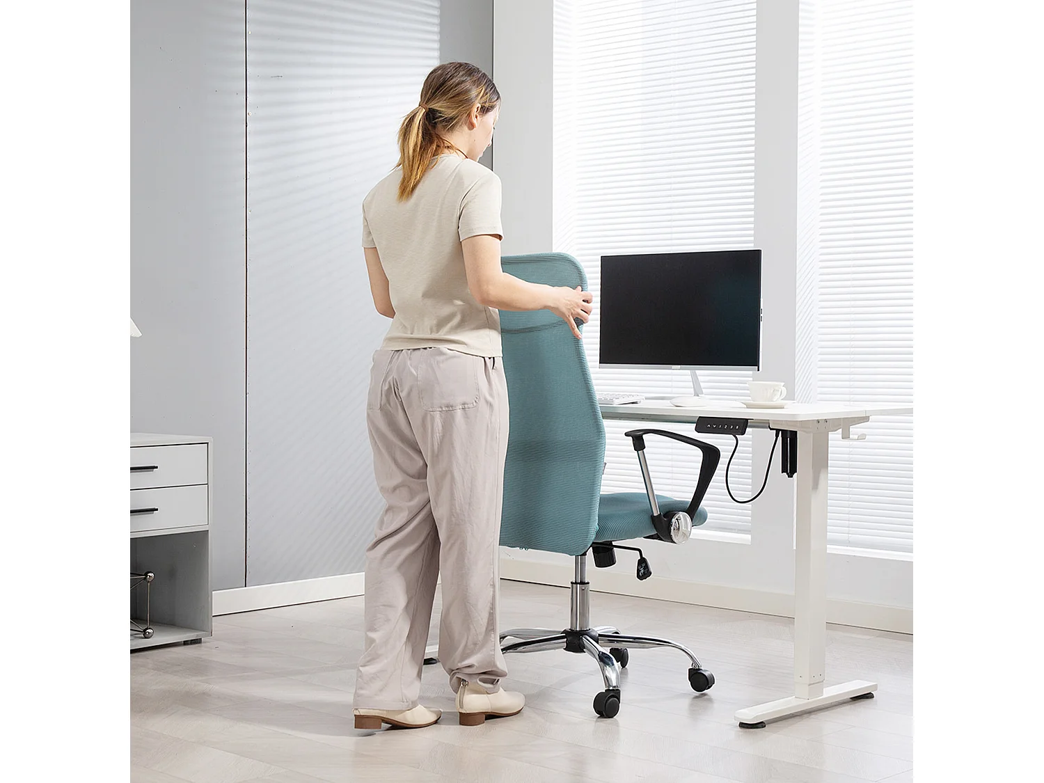 Sedia da ufficio ergonomica regolabile in tessuto a rete verde chiaro