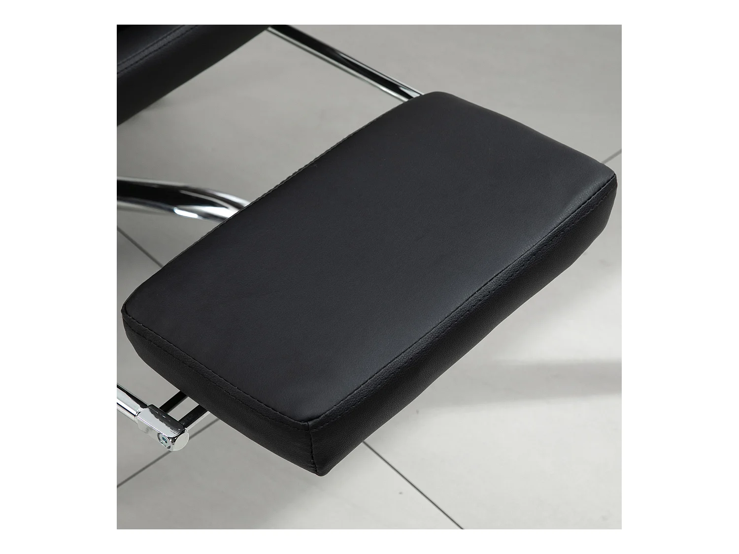 Poltrona da ufficio in similpelle nera altezza regolabile