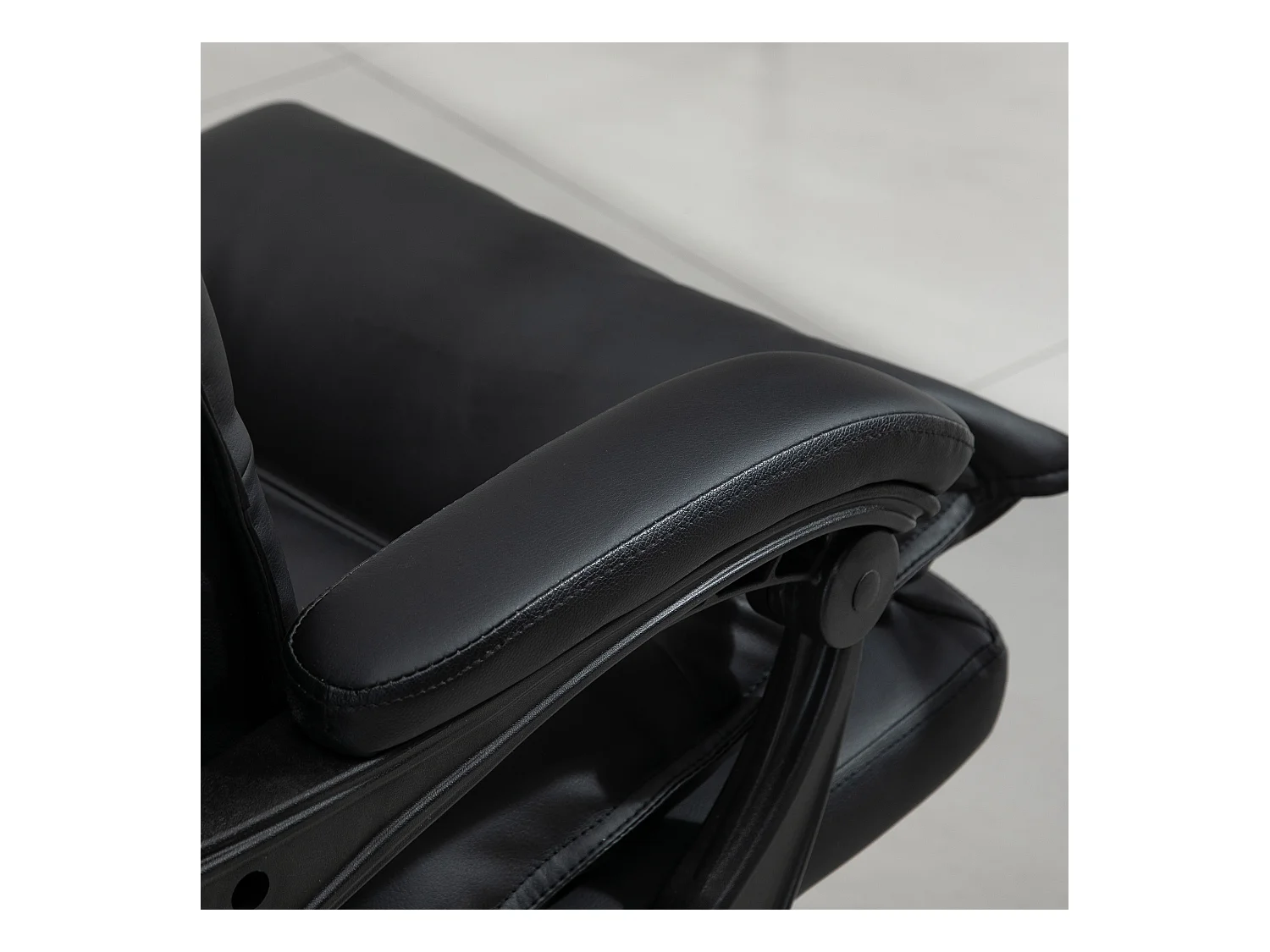 Poltrona da ufficio in similpelle nera altezza regolabile