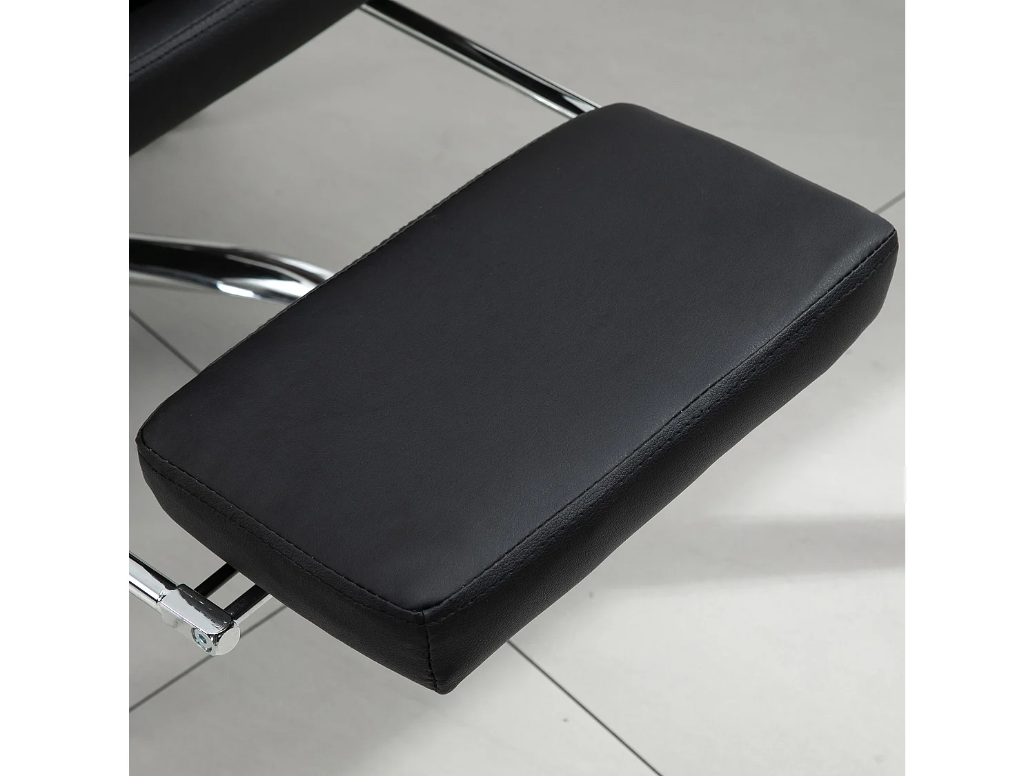 Poltrona da ufficio in similpelle nera altezza regolabile