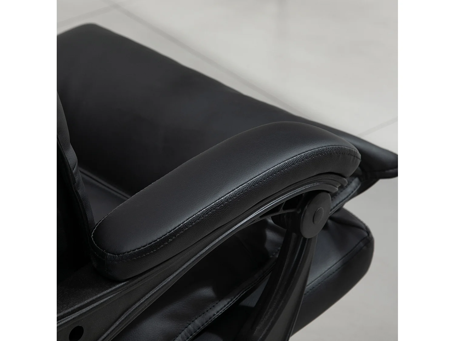 Poltrona da ufficio in similpelle nera altezza regolabile