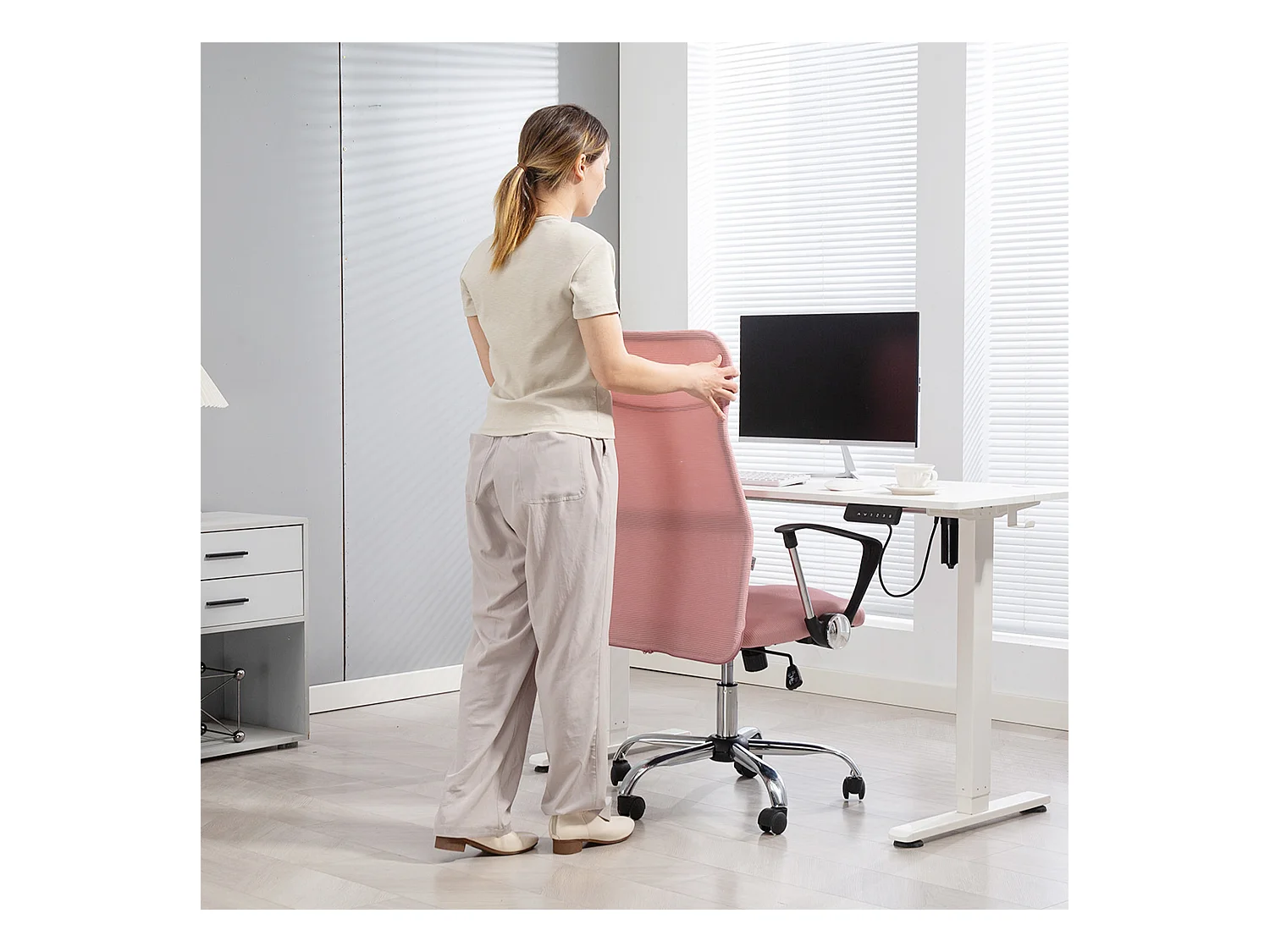 Sedia da ufficio ergonomica regolabile in tessuto a rete rosa