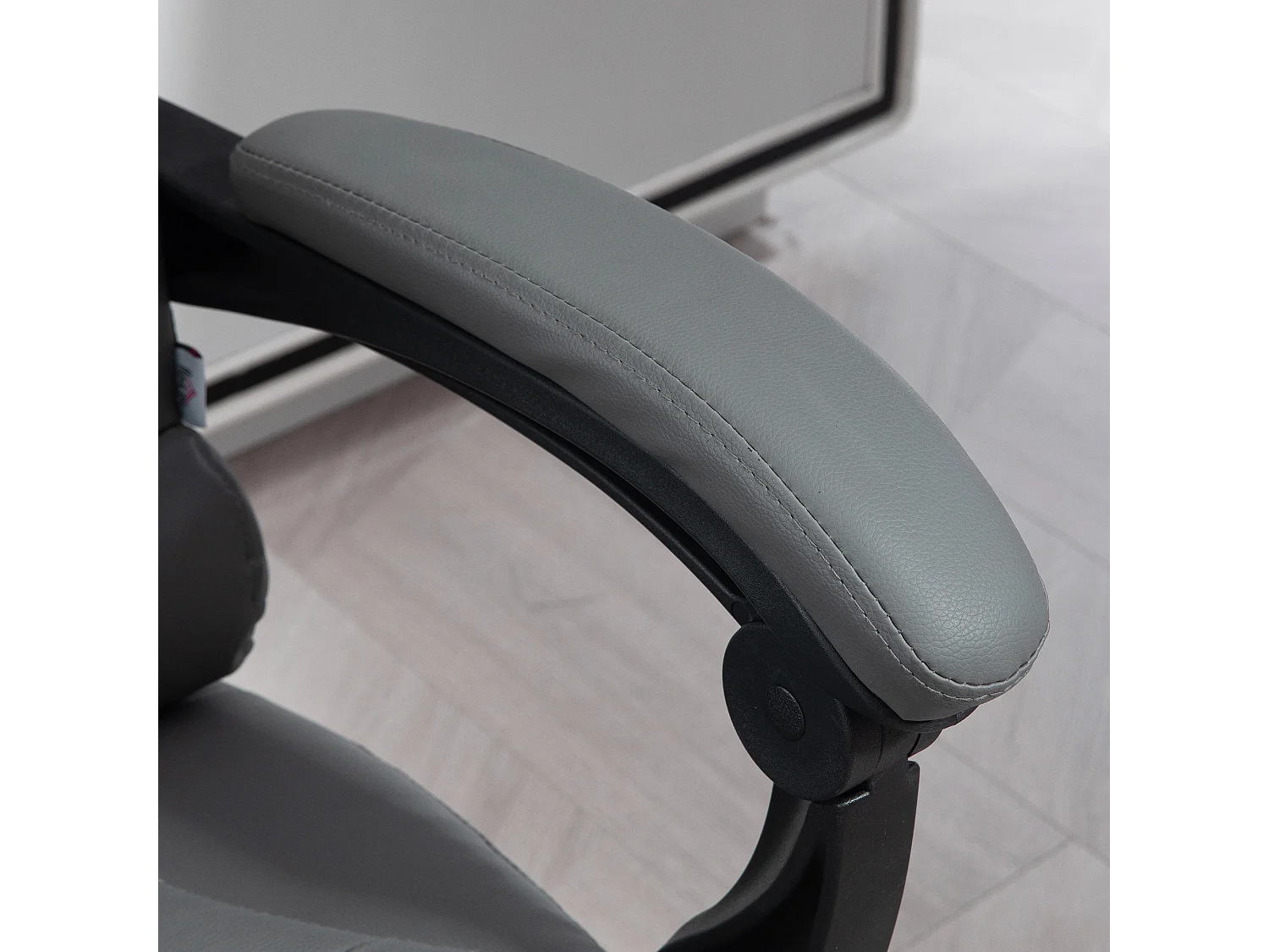 Sedia da ufficio ergonomica e reclinabile con poggiapiedi grigio