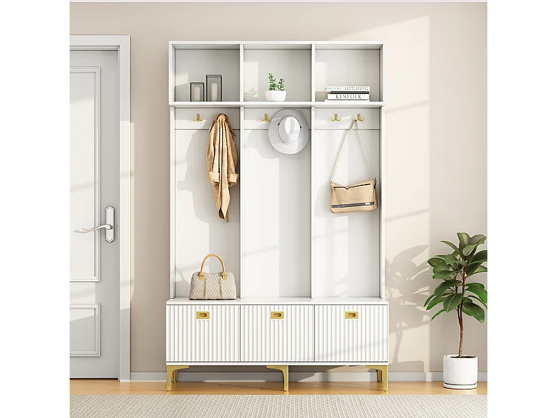 Wieszak na ubrania do przedpokoju z miejscem na buty, złotymi haczykami i otwartą przestrzenią, biały