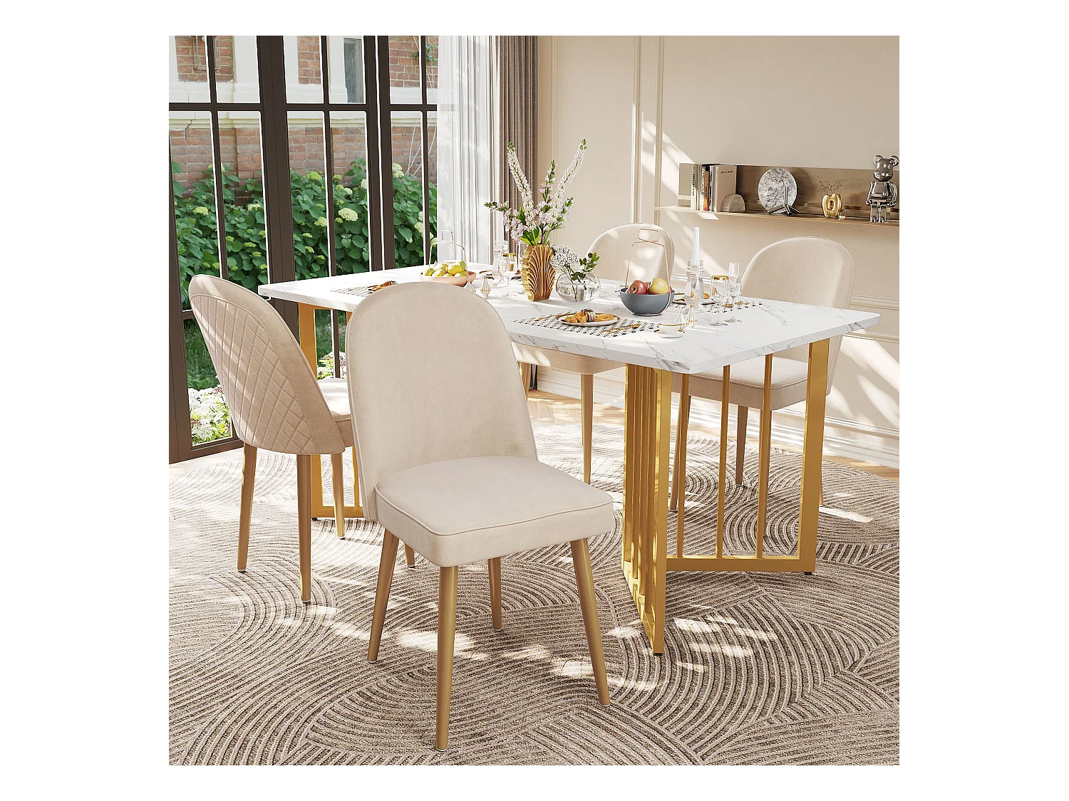 Zestaw 4 beżowych, welurowych krzeseł z wygiętymi oparciami i złotymi nogami – do jadalni i salonów