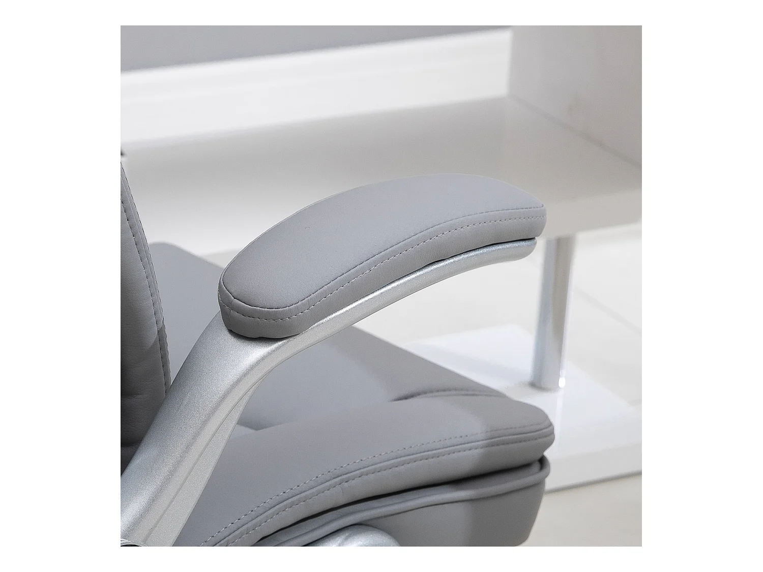 Sedia da ufficio ergonomica e imbottita con ruote grigia