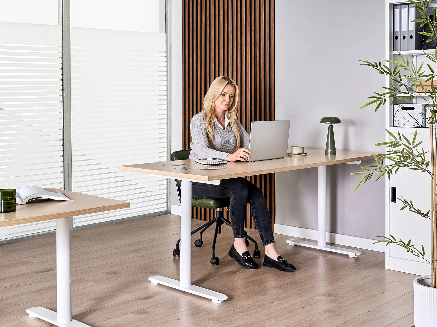 Bureau réglable en hauteur électriquement DESTINAS Marron clair/blanc 180 cm 72 cm