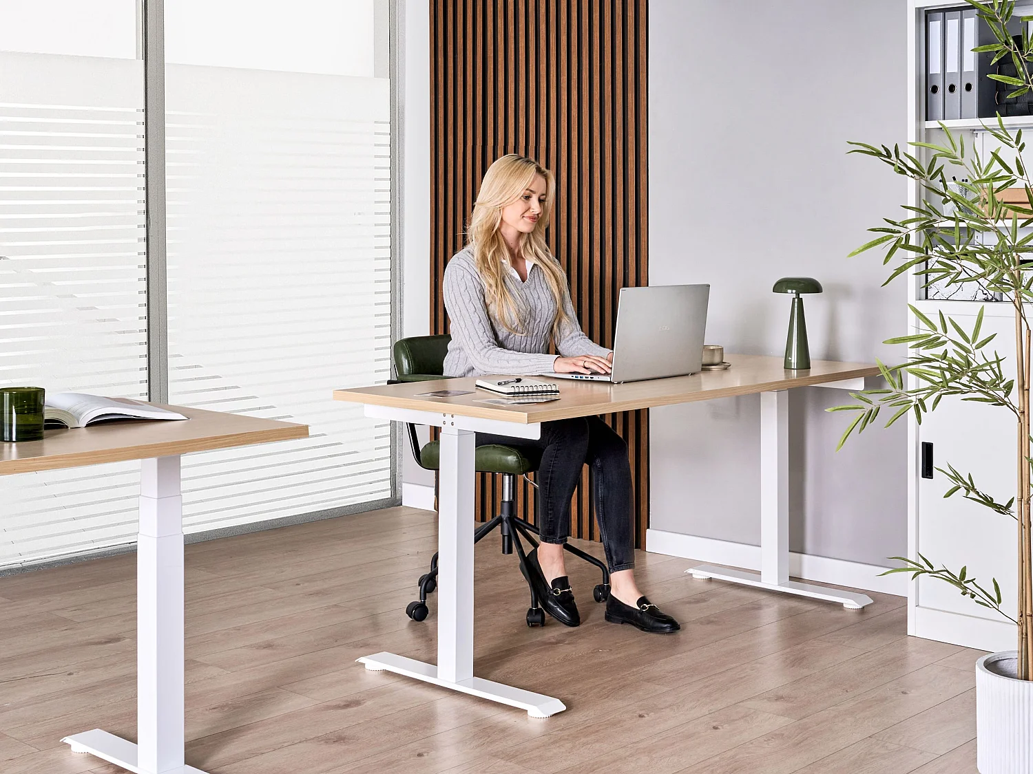 Bureau réglable en hauteur électriquement DESTINES 160 cm 72 cm Marron clair/blanc
