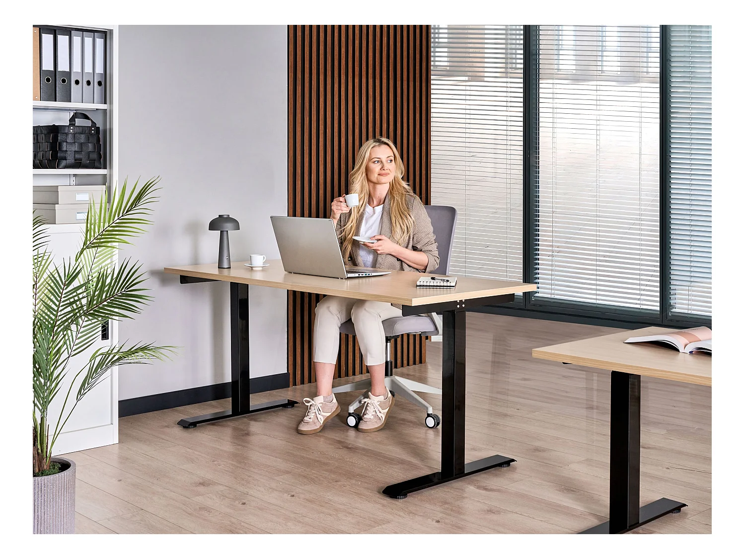 Bureau réglable en hauteur électriquement DESTINES Noir/marron clair 160 cm 72 cm