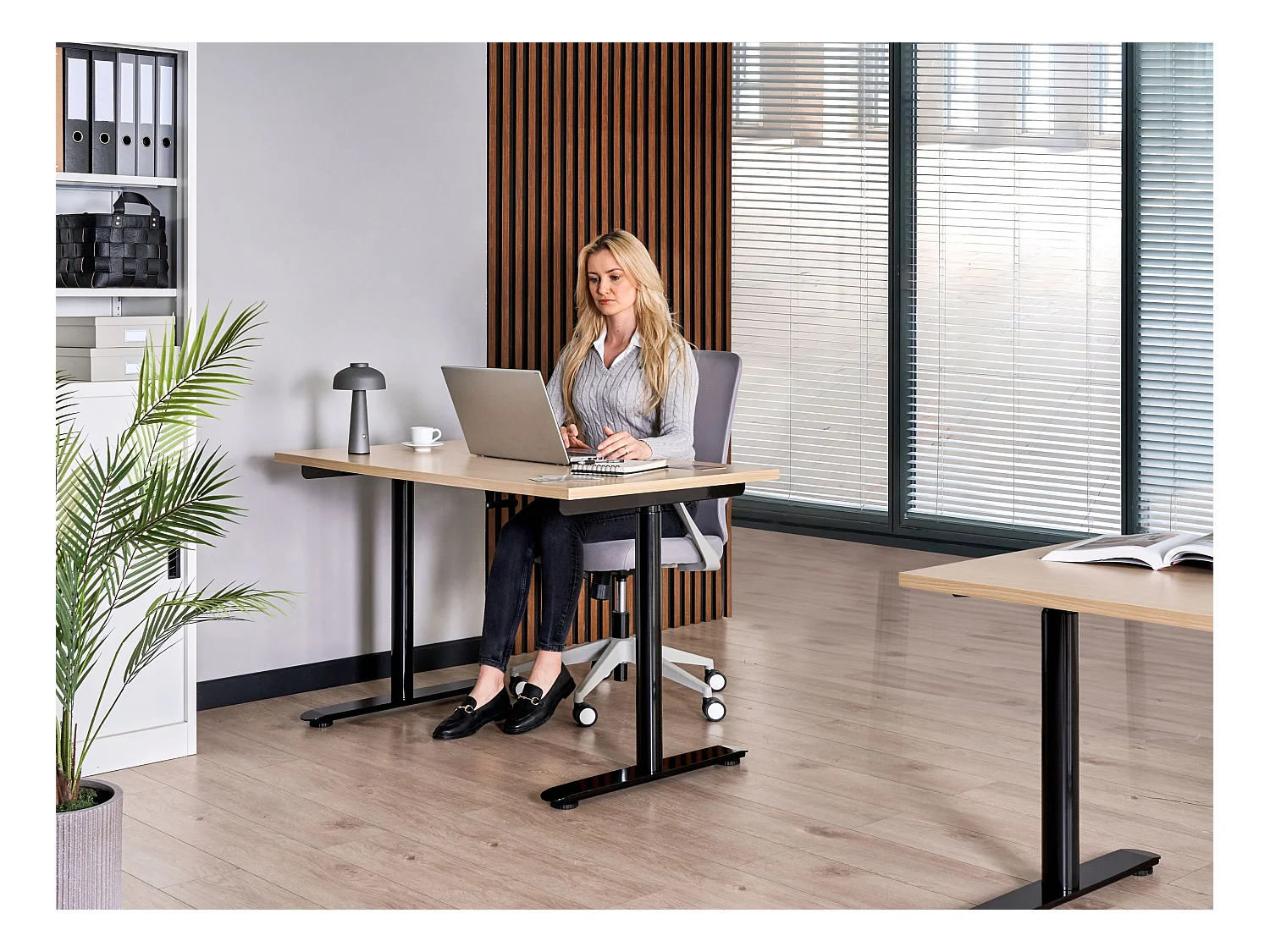 Bureau réglable en hauteur manuellement DESTINAS Noir/marron clair 120 cm 60 cm