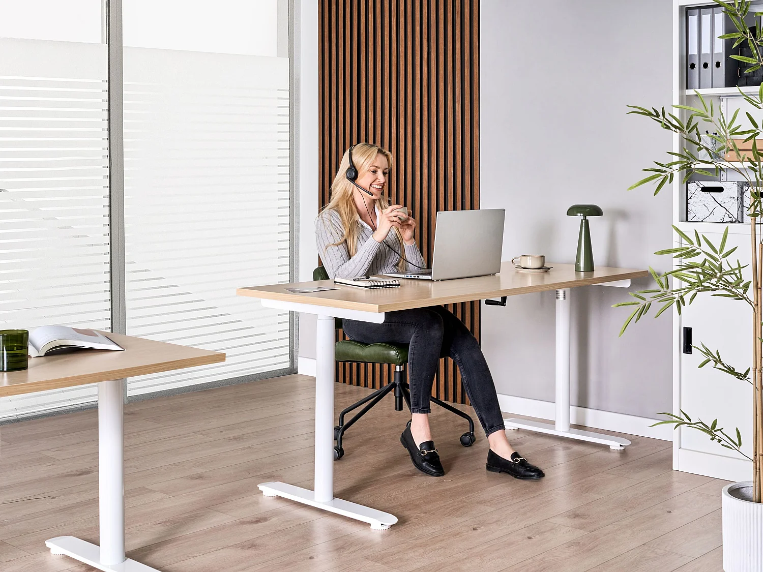 Bureau réglable en hauteur manuellement DESTINAS 160 cm 72 cm Marron clair/blanc