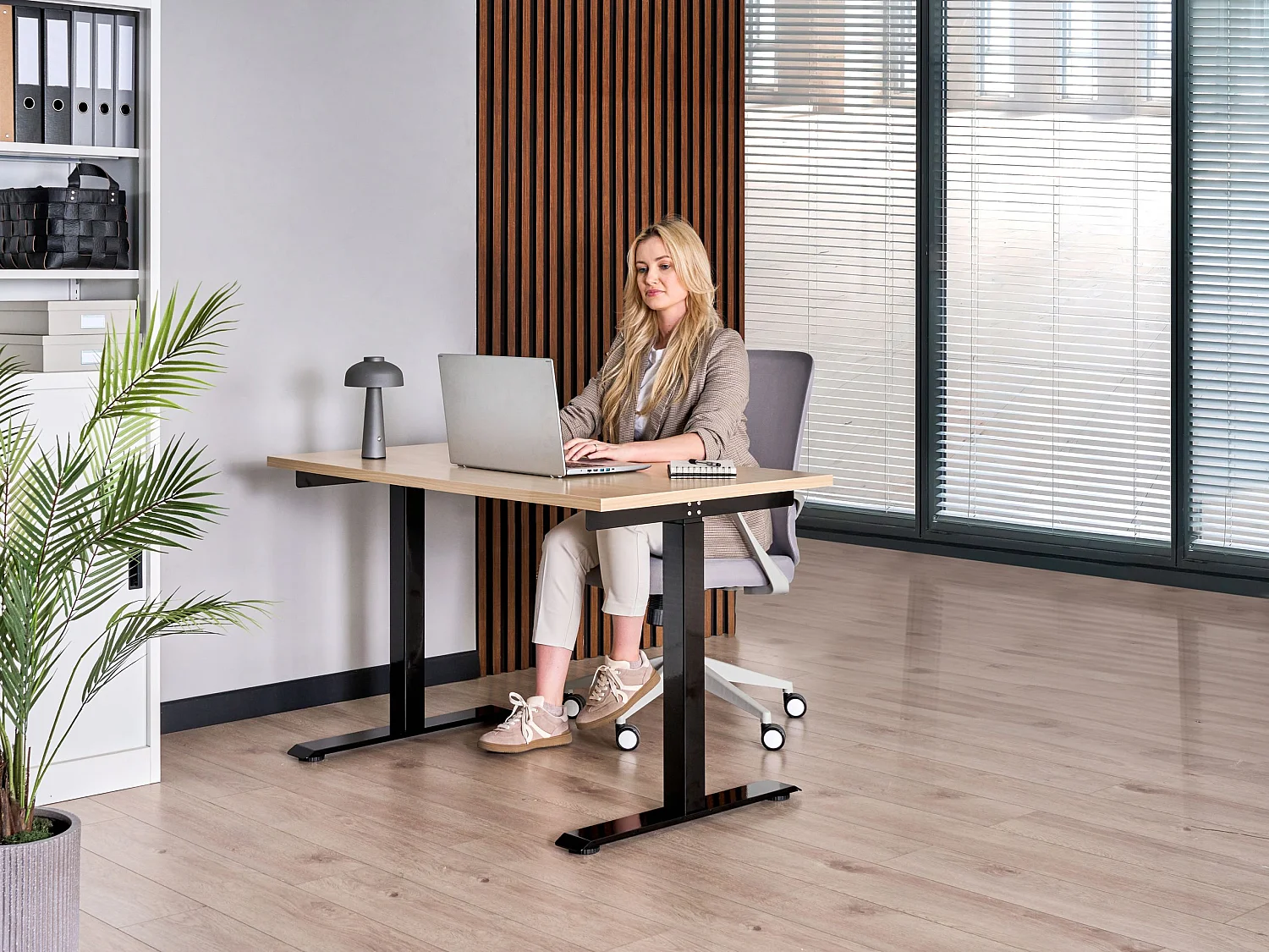 Bureau réglable en hauteur électriquement DESTINES Noir/marron clair 120 cm 60 cm