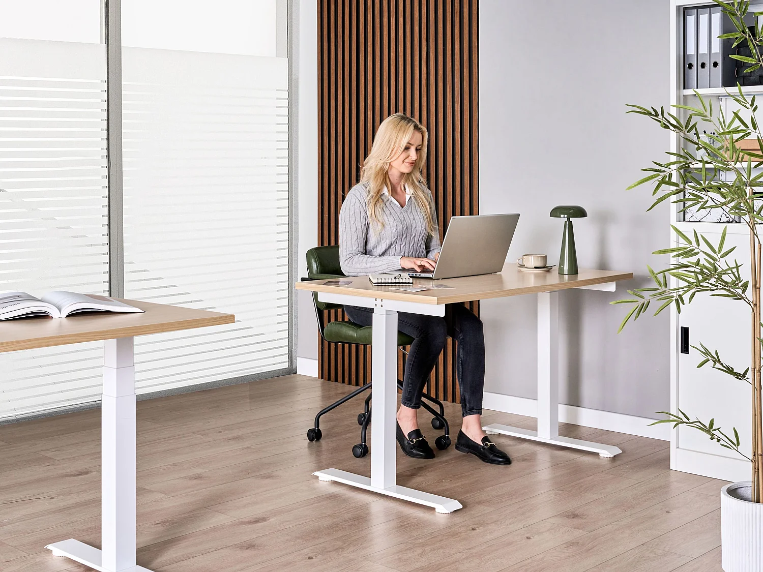 Bureau réglable en hauteur électriquement DESTINES 120 cm 72 cm Marron clair/blanc