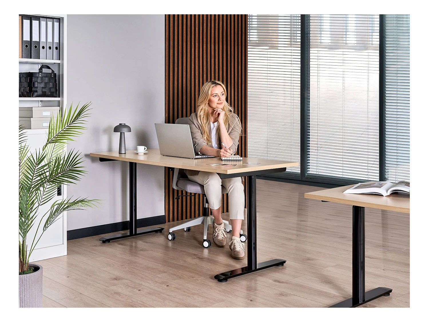 Bureau réglable en hauteur manuellement DESTINAS Noir/marron clair 160 cm 72 cm