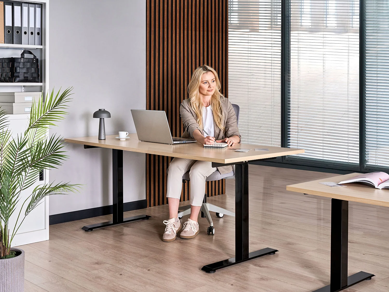 Bureau réglable en hauteur électriquement DESTINES Noir/marron clair 180 cm 72 cm