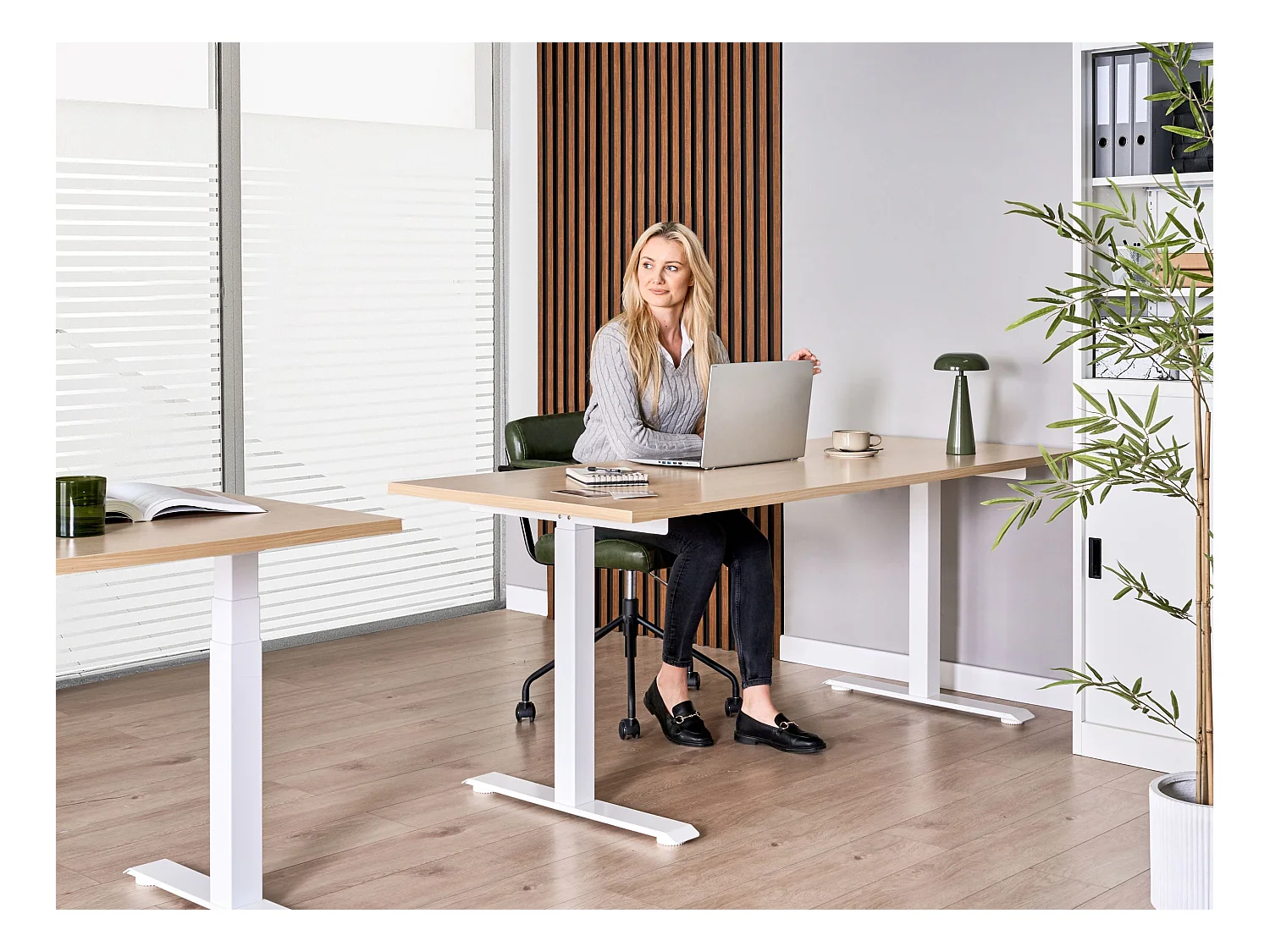 Bureau réglable en hauteur électriquement DESTINES Marron clair/blanc 180 cm 72 cm