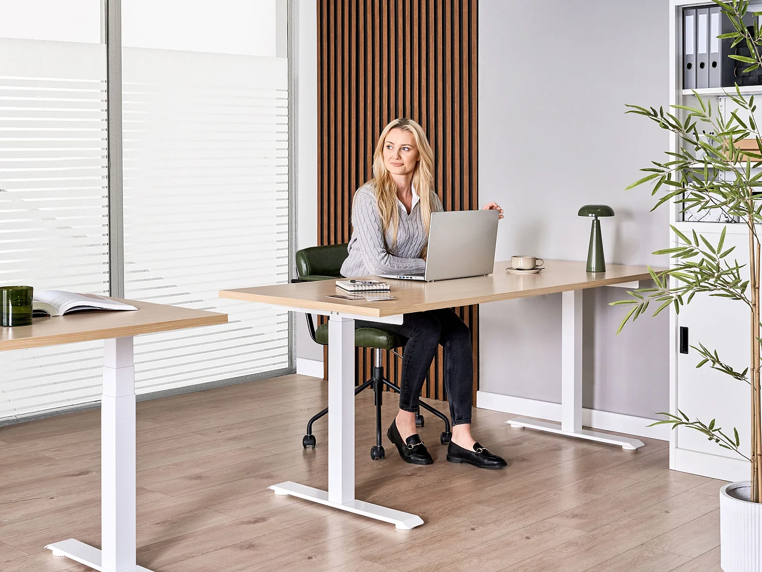 Bureau réglable en hauteur électriquement DESTINES Marron clair/blanc 180 cm 72 cm