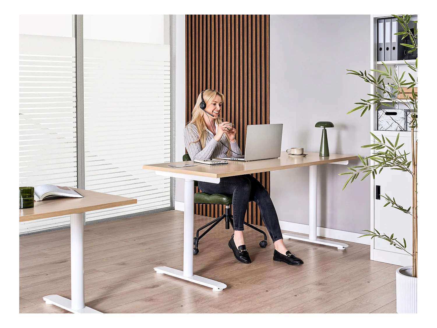 Bureau réglable en hauteur électriquement DESTINAS Marron clair/blanc 160 cm 72 cm