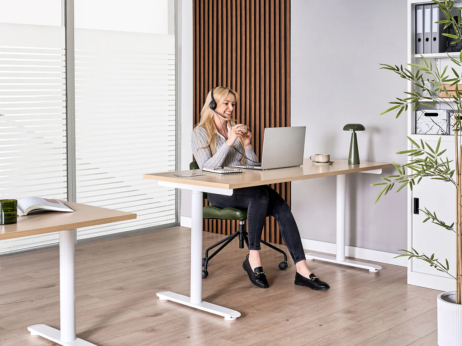 Bureau réglable en hauteur électriquement DESTINAS Marron clair/blanc 160 cm 72 cm