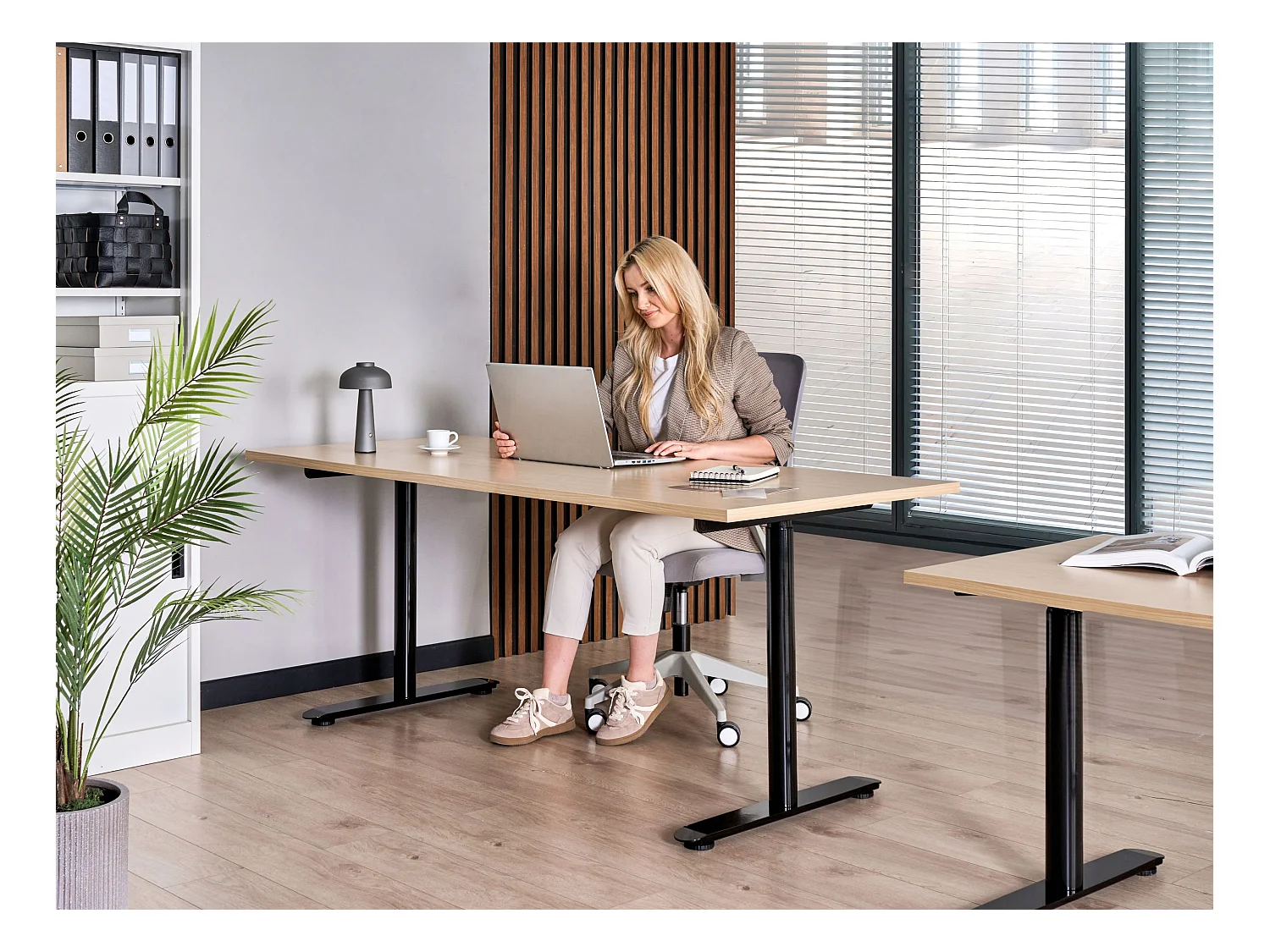 Bureau réglable en hauteur électriquement DESTINAS Noir/marron clair 180 cm 72 cm