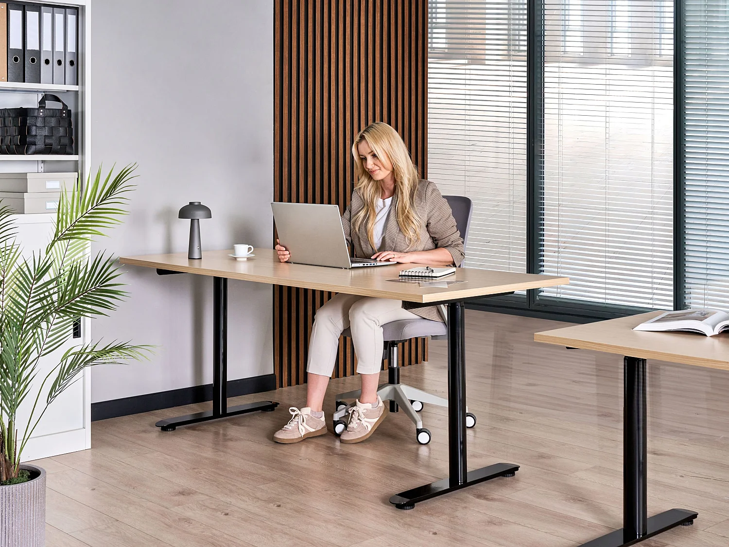 Bureau réglable en hauteur électriquement DESTINAS Noir/marron clair 180 cm 72 cm