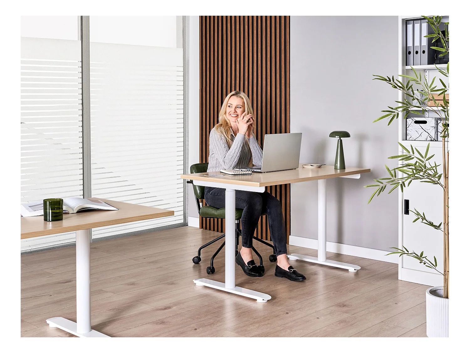 Bureau réglable en hauteur électriquement DESTINAS Marron clair/blanc 120 cm 60 cm