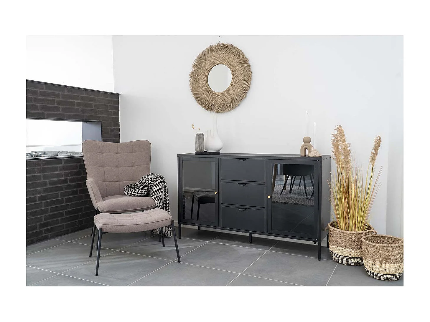 Sillón tapizado GLASGOW – Tela beige y base de metal negro