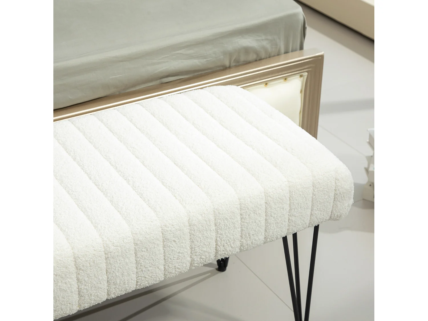 Panca fondoletto moderna con gambe a forcina bianco crema