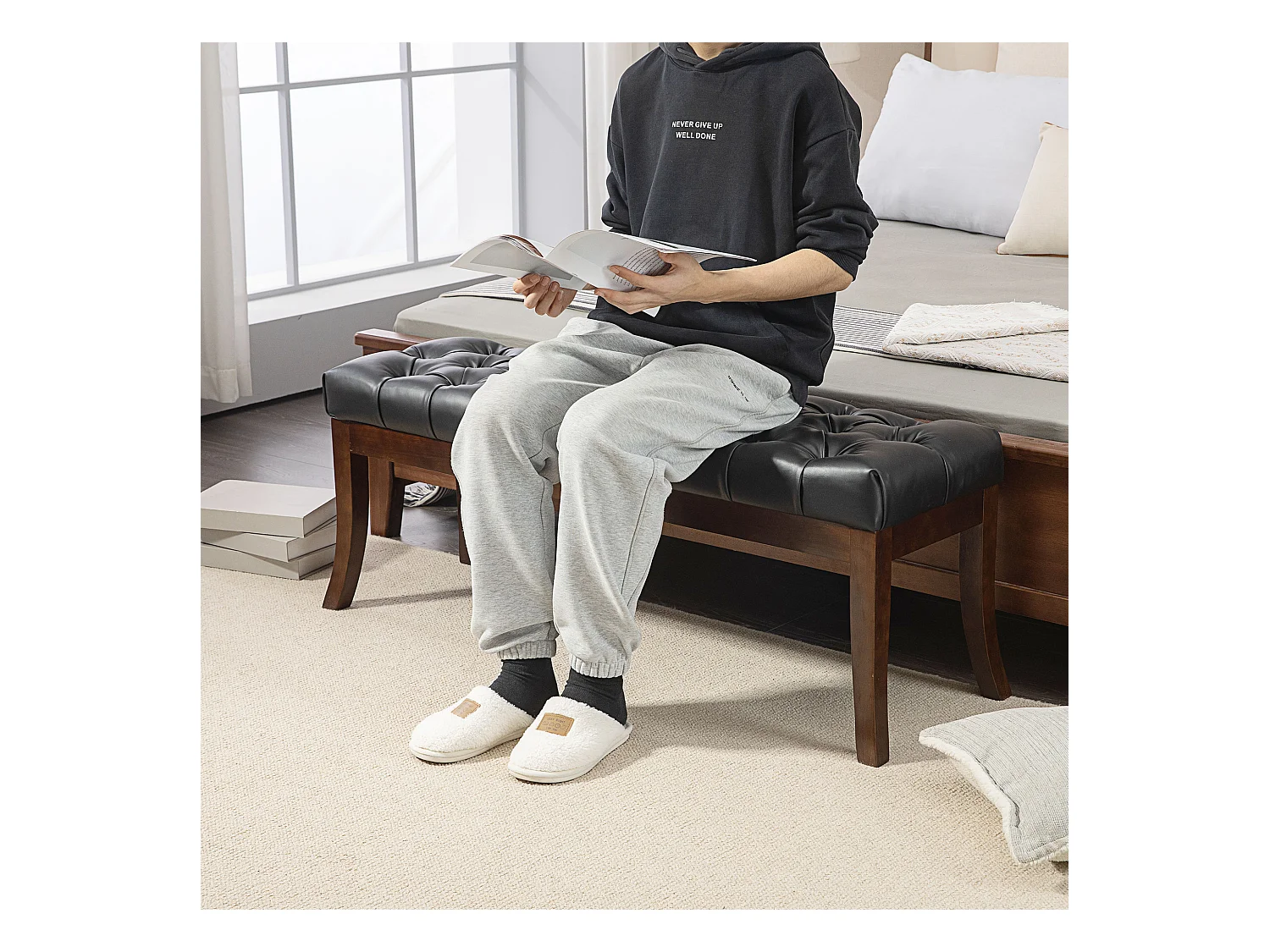 Panca fondo letto imbottita a bottoni con gambe ricurve nera