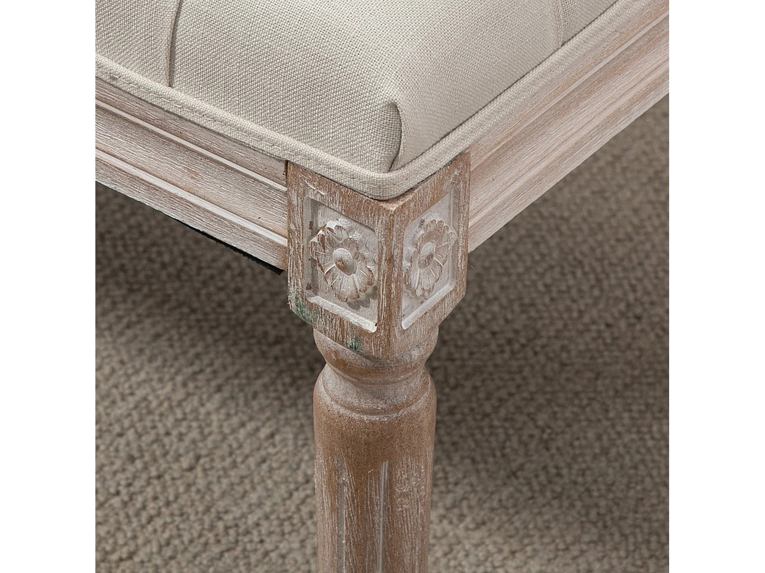 Panca imbottita con rivestimento in tessuto e gambe in legno