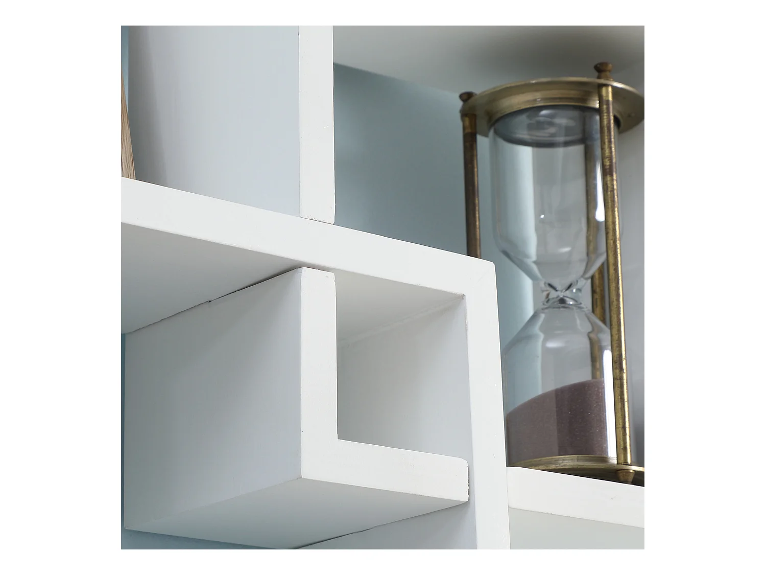 Libreria moderna sospesa con 5 cubi intrecciati in legno bianco