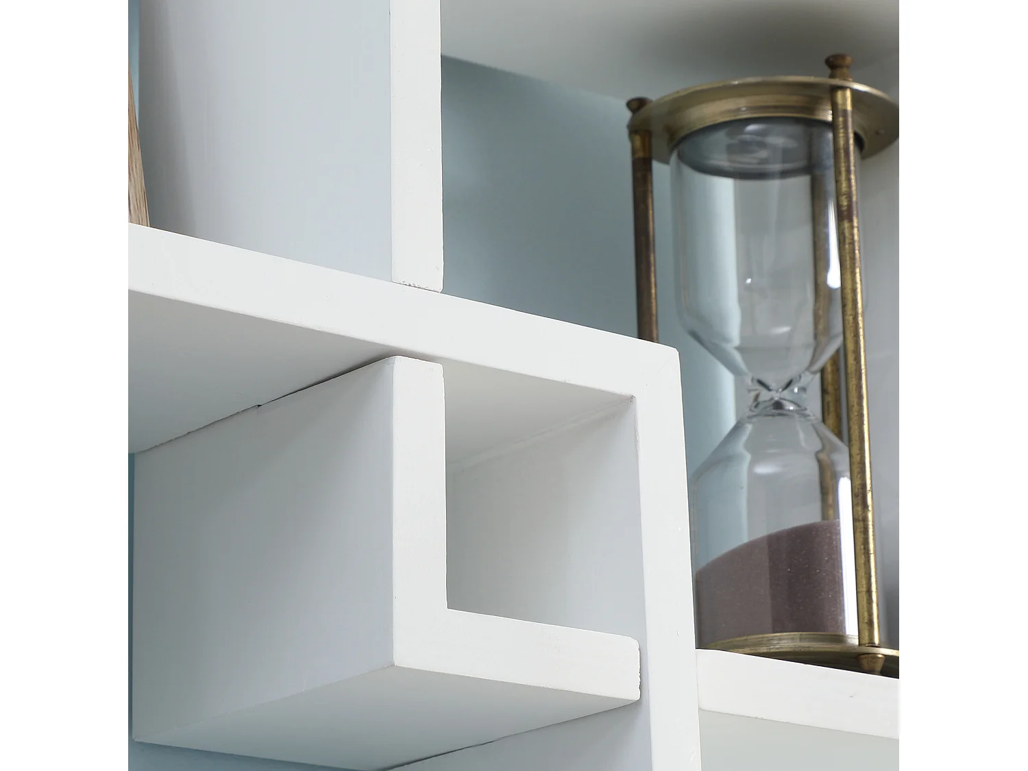 Libreria moderna sospesa con 5 cubi intrecciati in legno bianco