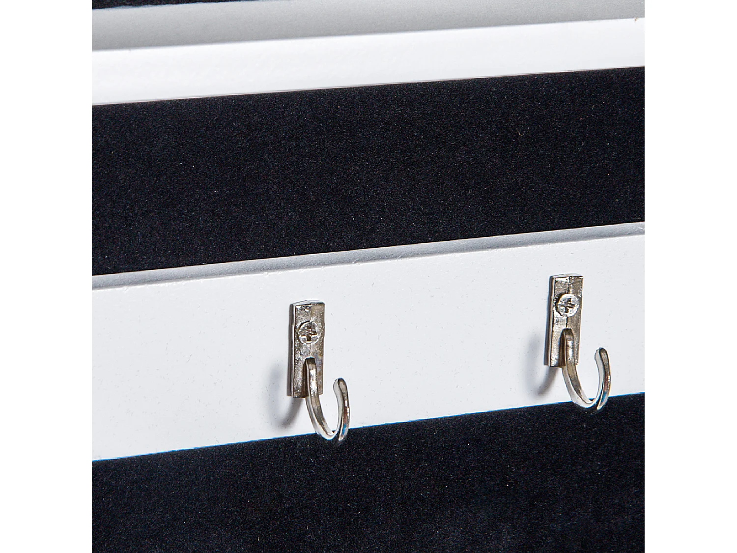 Armadio portagioie con specchio a muro, ganci e ripiani in legno