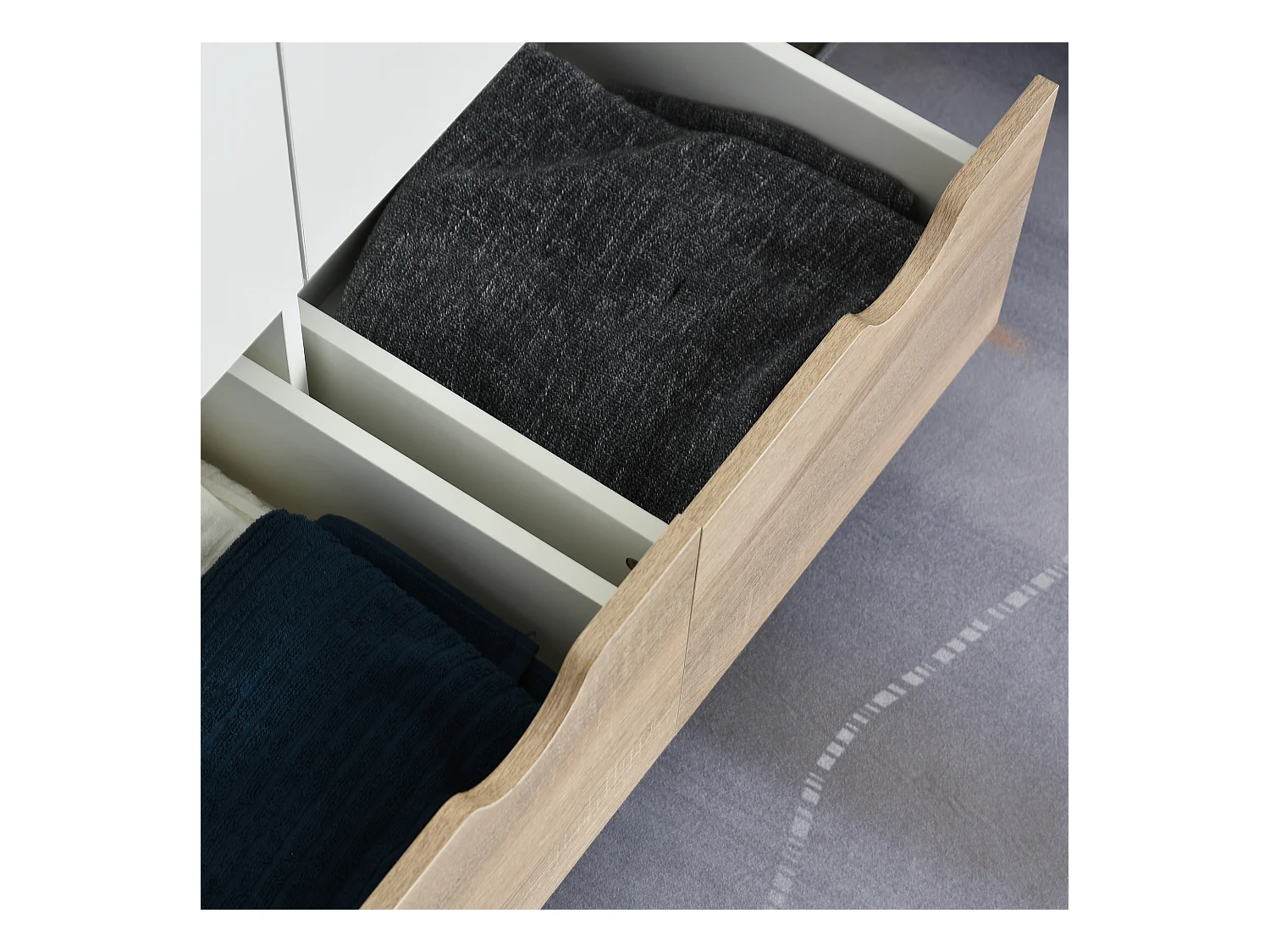 Armadio con ripiano appendiabiti e cassetti in legno bianco