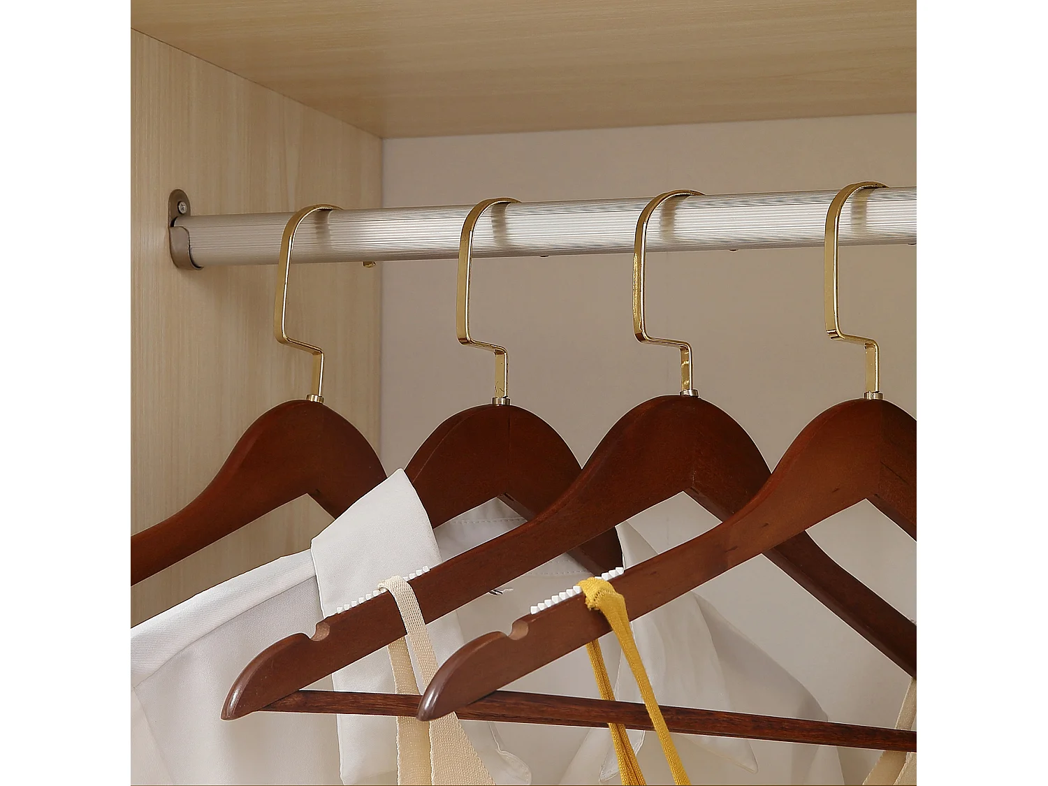 Stand appendiabiti con 3 ripiani e barra per vestiti 80x40x128cm