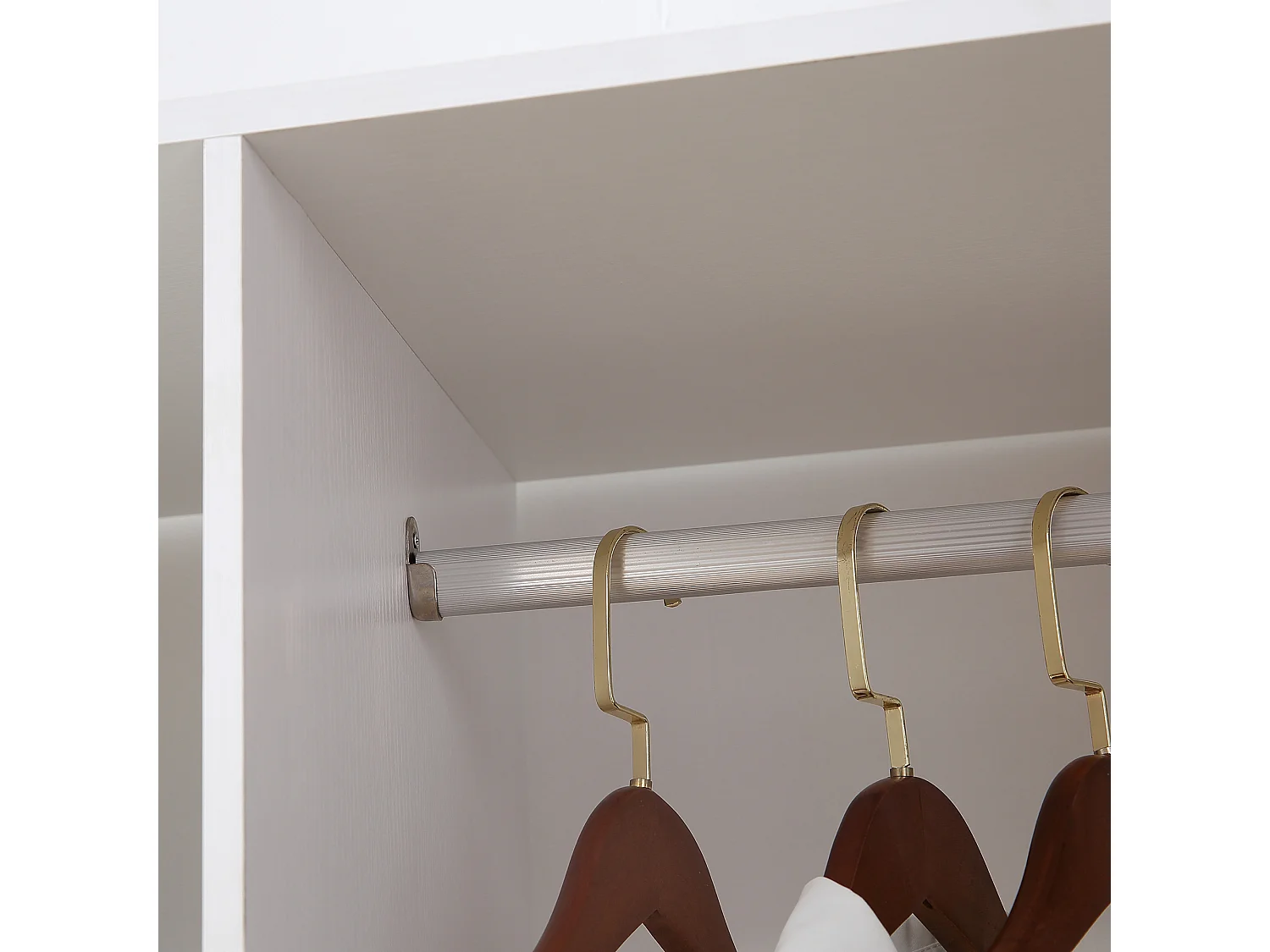 Armadio guardaroba a rotelle con 2 barre e 3 ripiani bianco