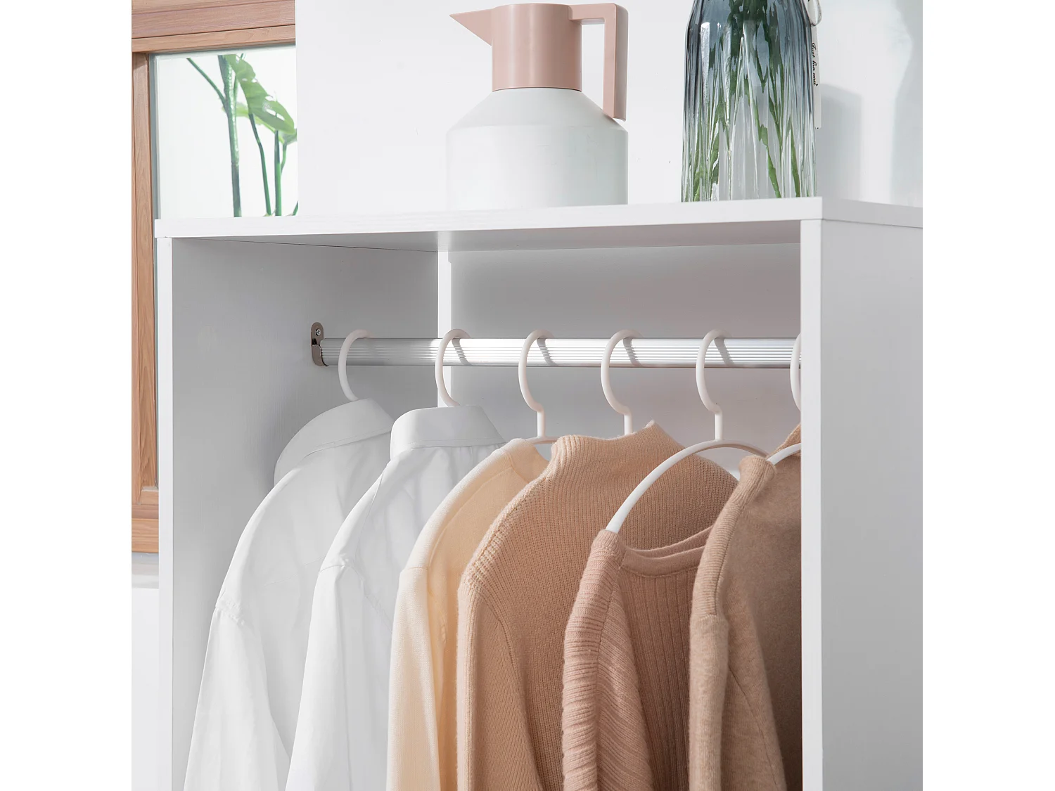 Mobile appendiabiti con barra in alluminio e 2 ripiani aperti bianco
