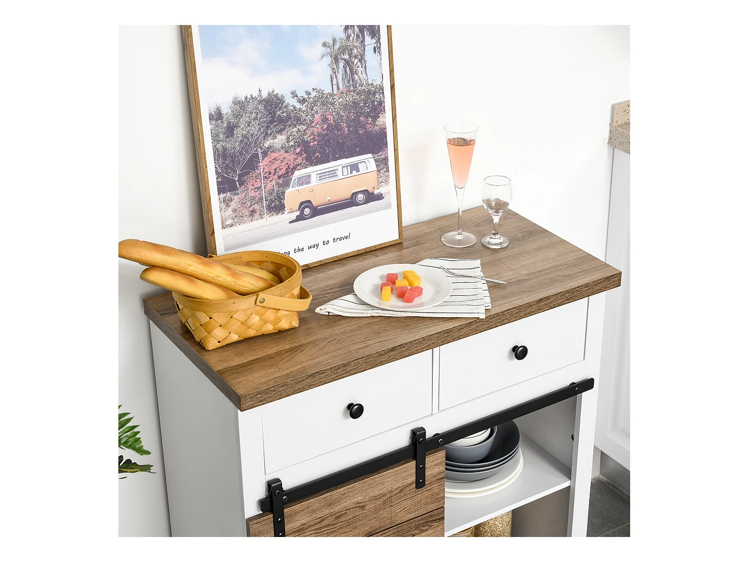 Mobile da cucina rustico con 2 cassetti ripiani aperti portabottiglie