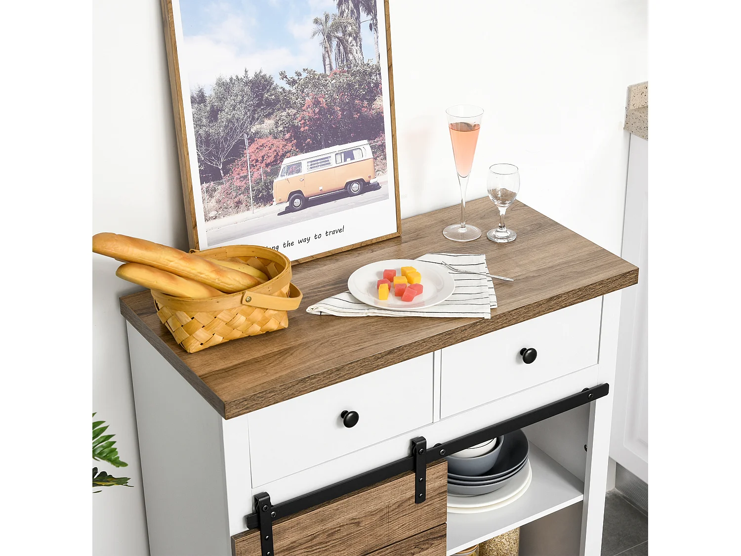 Mobile da cucina rustico con 2 cassetti ripiani aperti portabottiglie