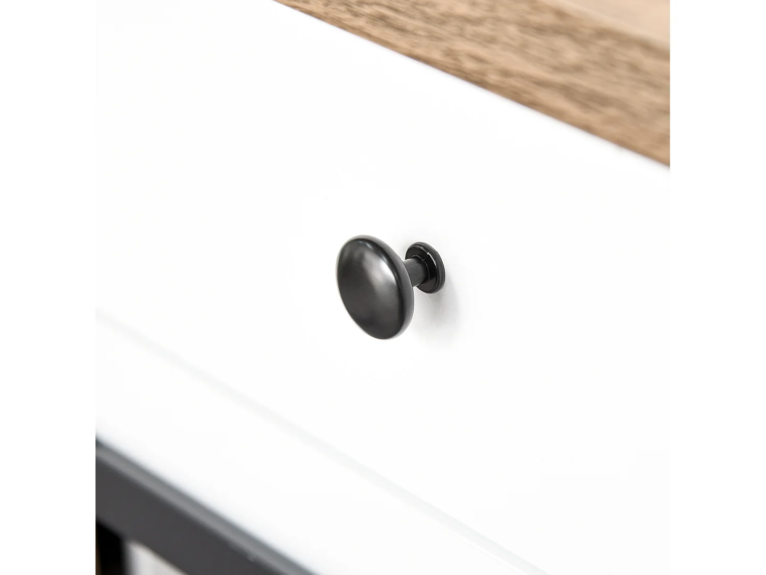 Mobile da cucina rustico con 2 cassetti ripiani aperti portabottiglie