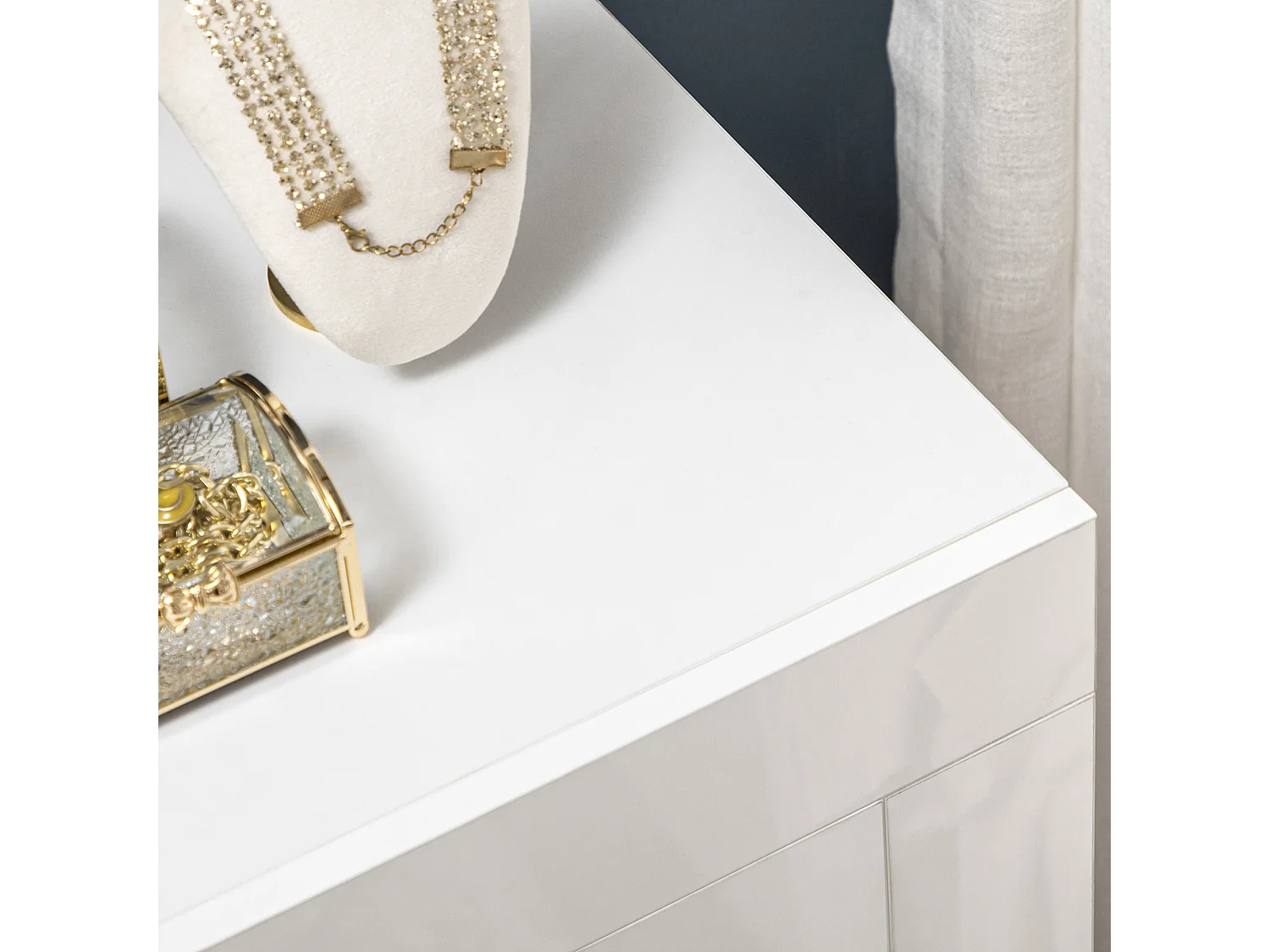 Mobiletto da salotto con 3 ripiani aperti e armadietto con anta