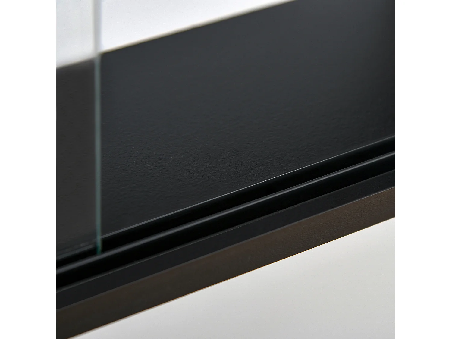 Vetrina a 5 livelli con ripiani regolabili in truciolato e vetro nero