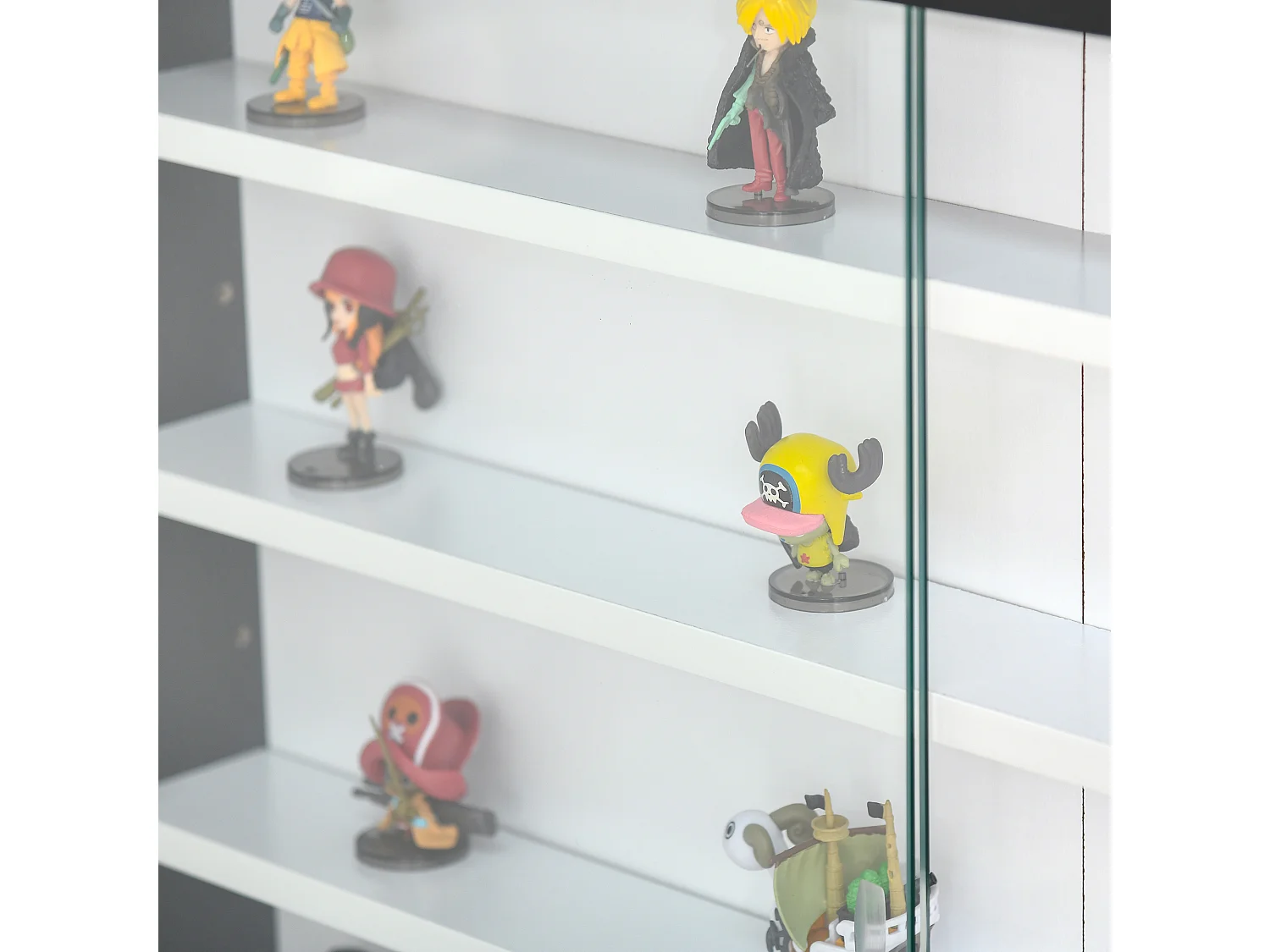 Vetrina a 5 livelli con ripiani regolabili in truciolato e vetro nero