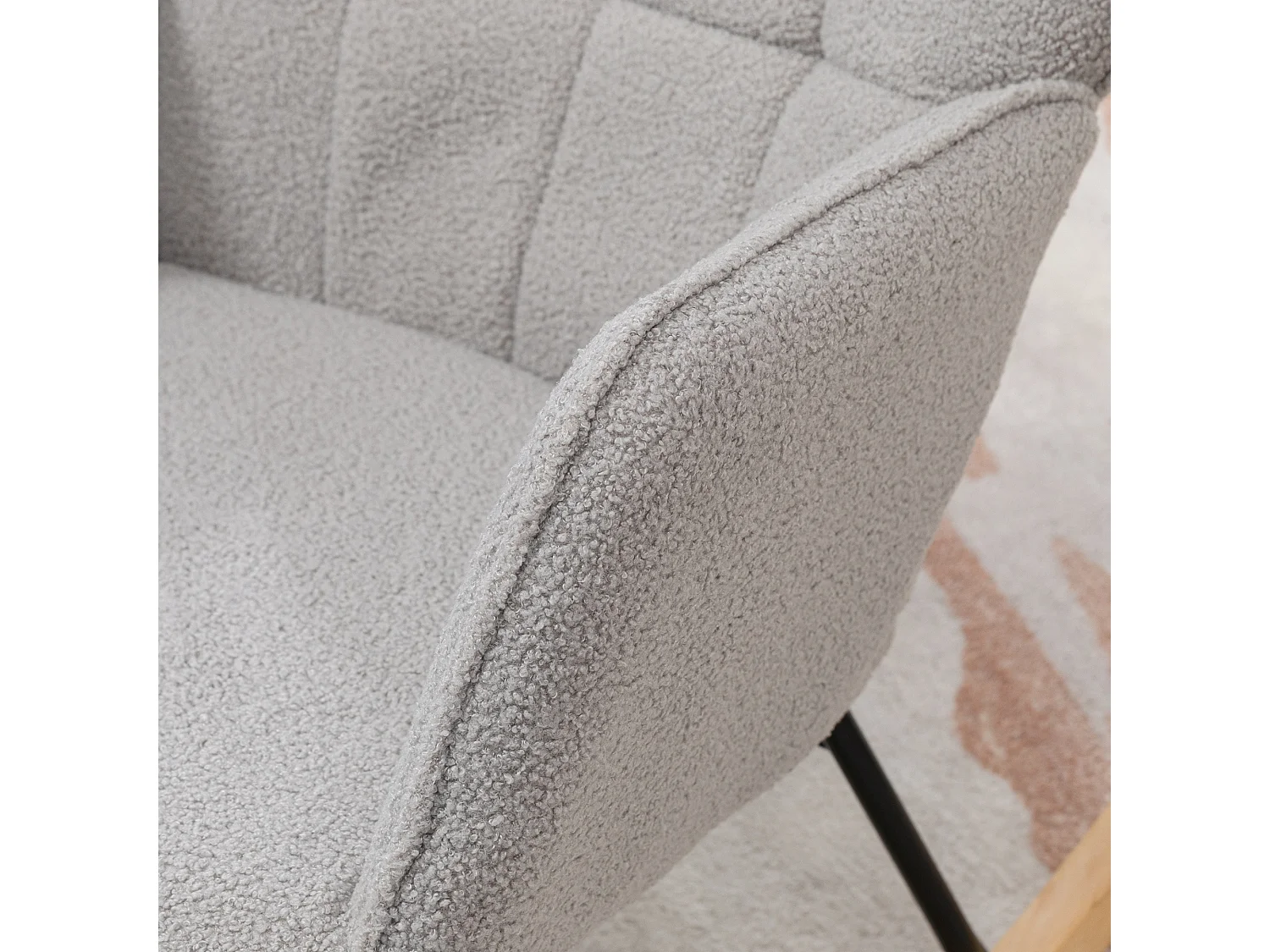 Poltrona a dondolo imbottita bouclé in legno e acciaio grigio