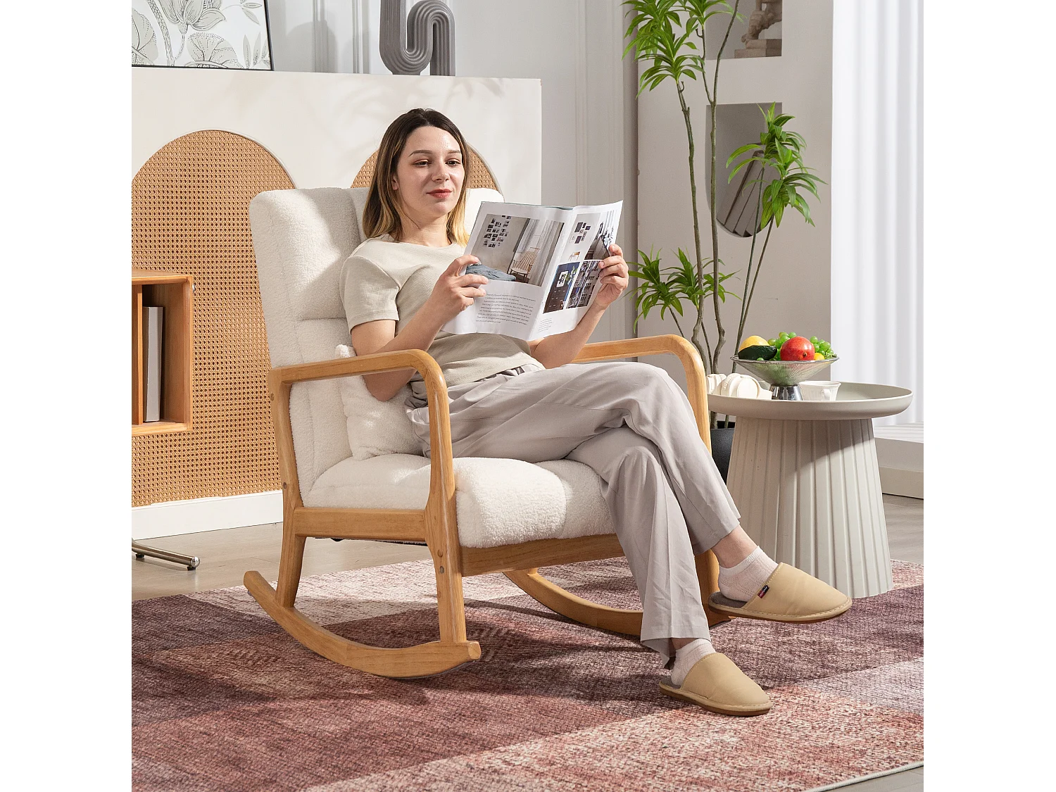 Poltrona a dondolo con cuscino lombare in tessuto sherpa bianco