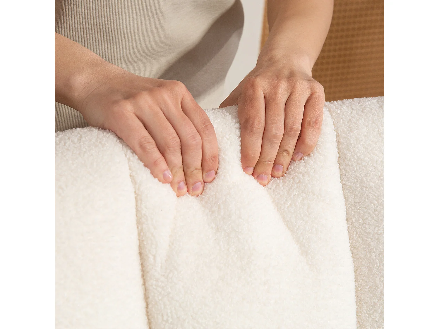 Poltrona a dondolo con cuscino lombare in tessuto sherpa bianco