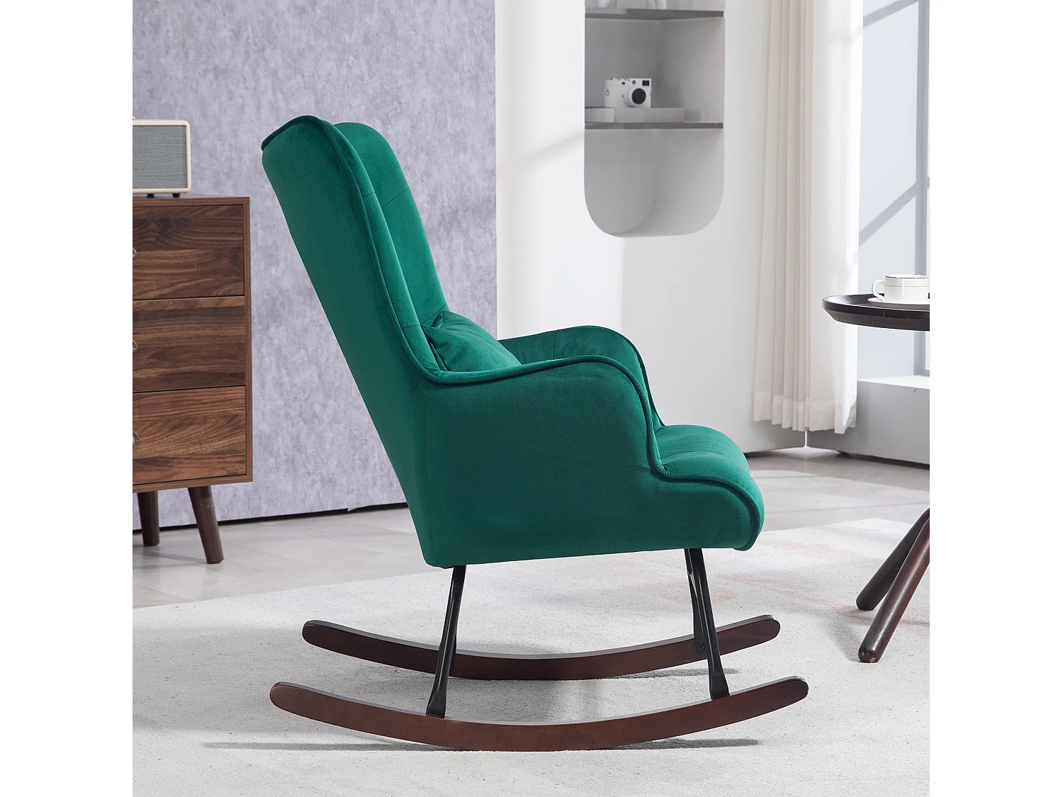 Poltrona a dondolo con schienale alto e cuscino in velluto verde