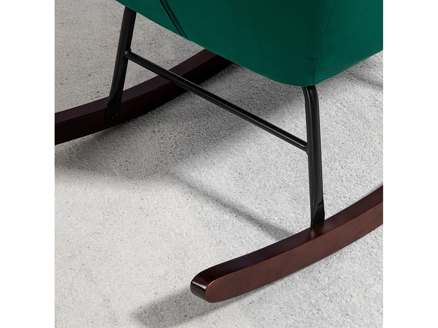 Poltrona a dondolo con schienale alto e cuscino in velluto verde