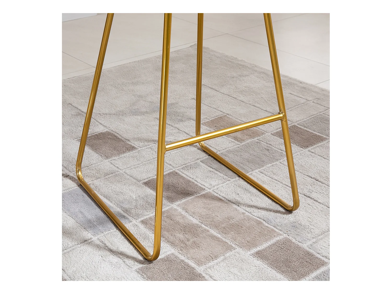 Set 2 sgabelli da bar in metallo con poggiapiedi e cuscino nero