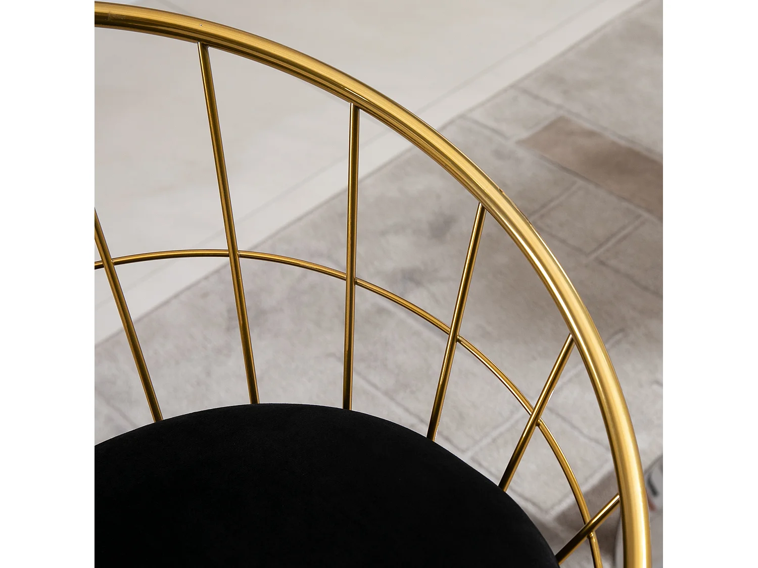 Set 2 sgabelli da bar in metallo con poggiapiedi e cuscino nero